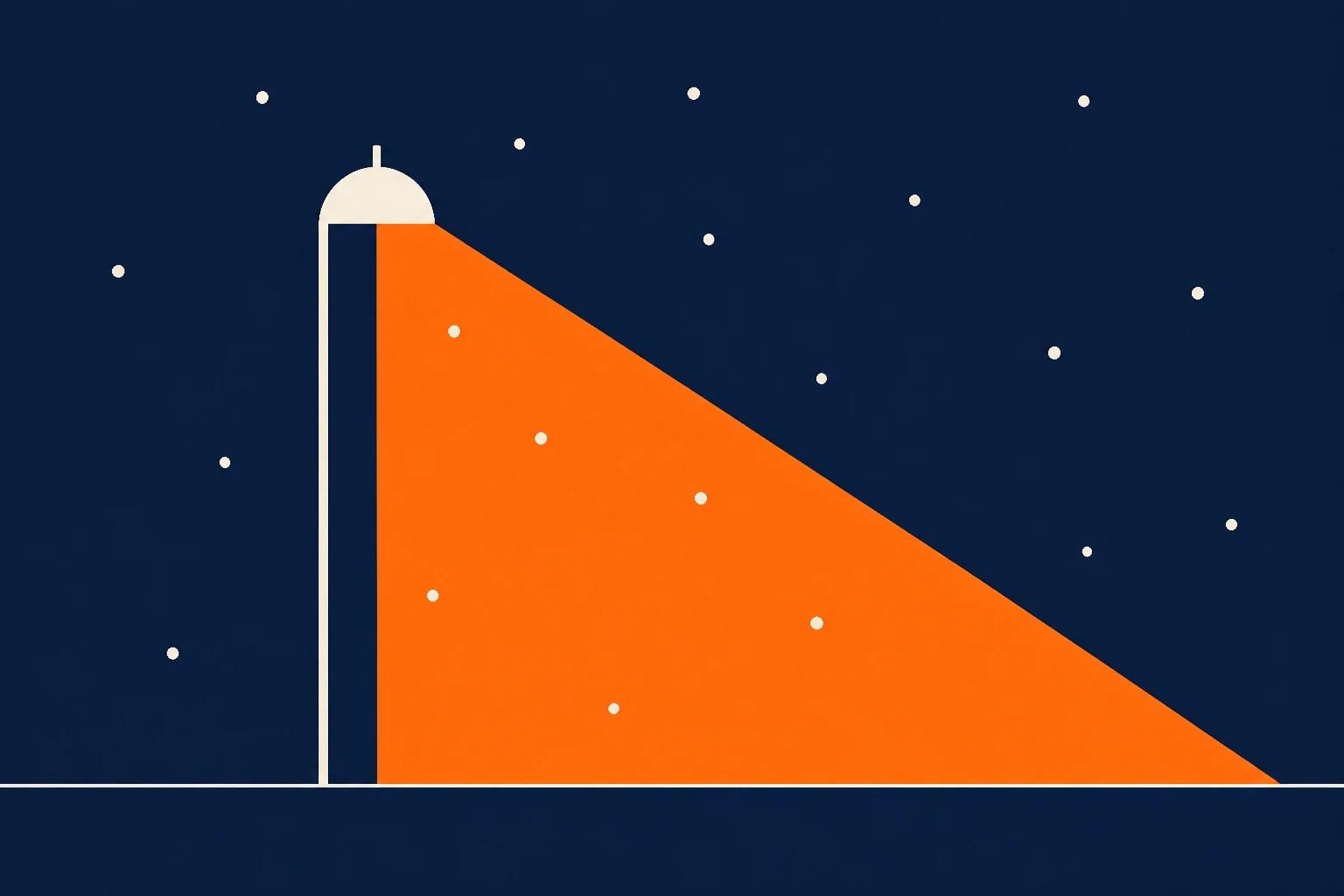 Farol crema con un cono de luz naranja y nieve sobre azul.